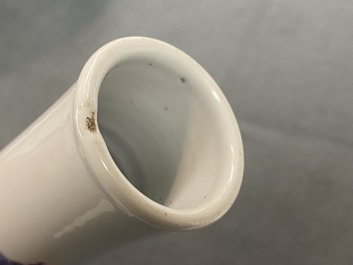 Un vase en porcelaine de Chine en bleu et blanc &agrave; d&eacute;cor d'un ph&eacute;nix, 19/20&egrave;me